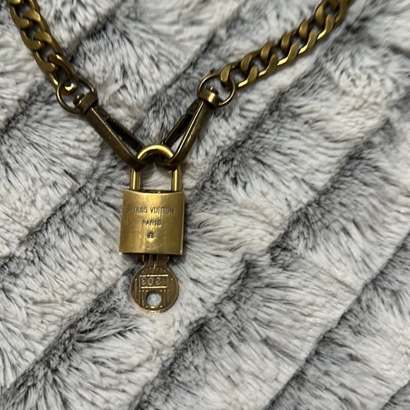 #203 Louis Vuitton lock and key necklace RARE - Picture 5 of 5